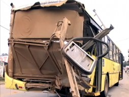Divinópolis: trem arranca traseira de ônibus onibus atingido